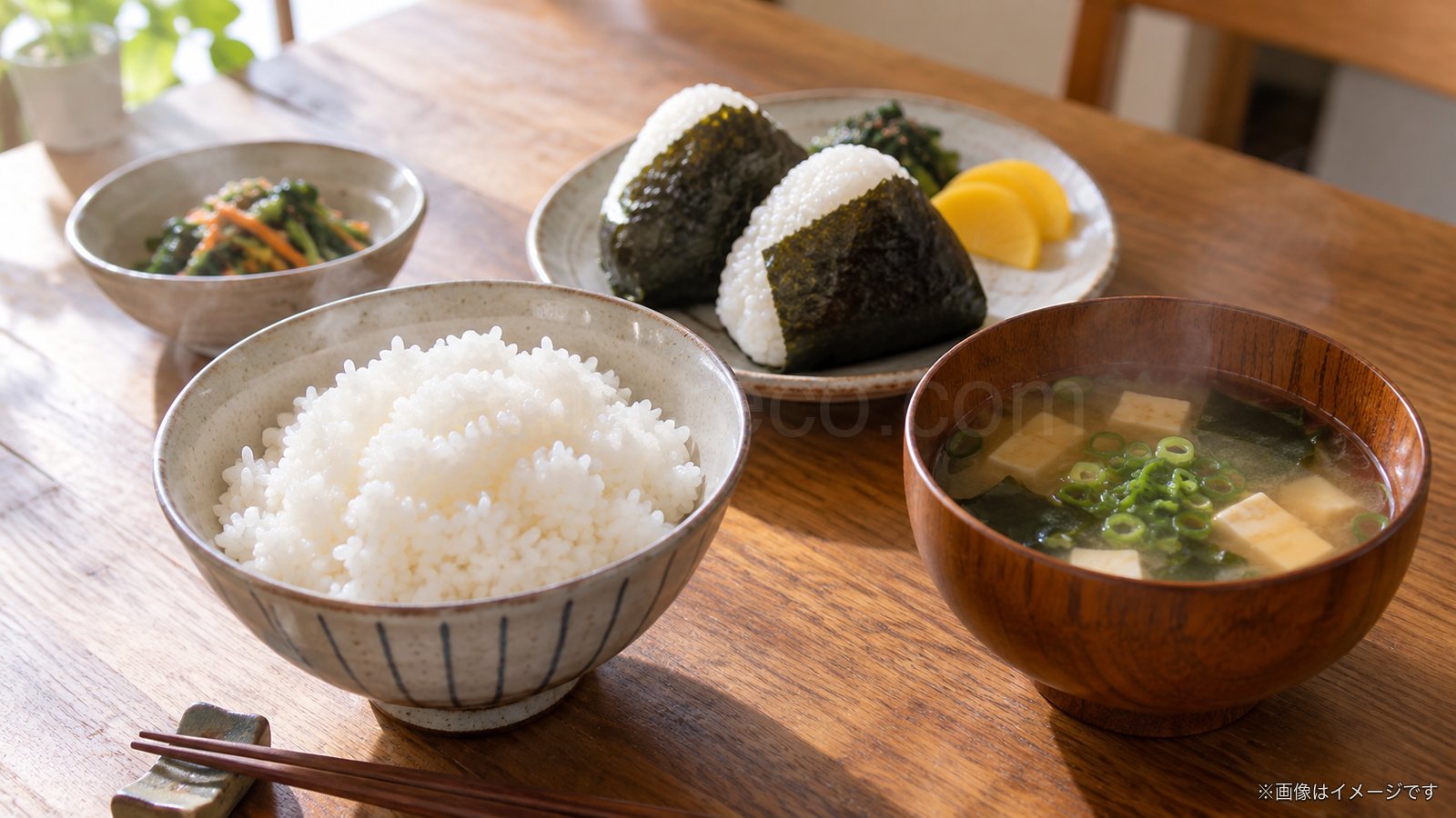 新米のごはんとおにぎりと味噌汁の食卓のイメージ